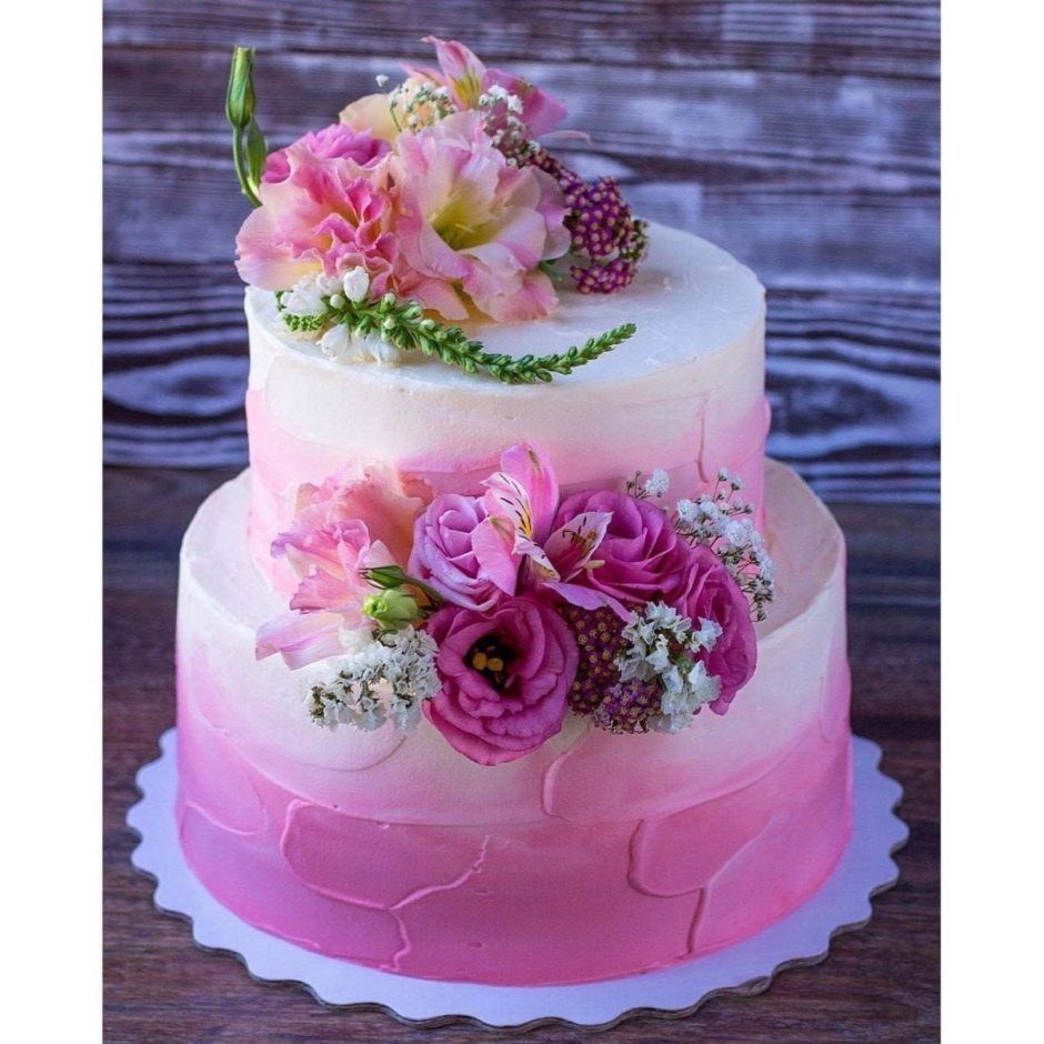 Торт с живыми цветами двухъярусный