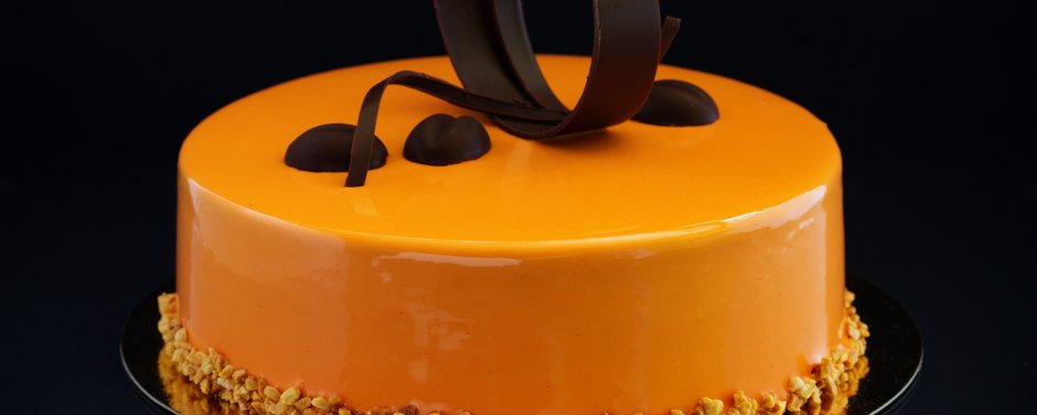 Оранжевый десерт на черном фоне