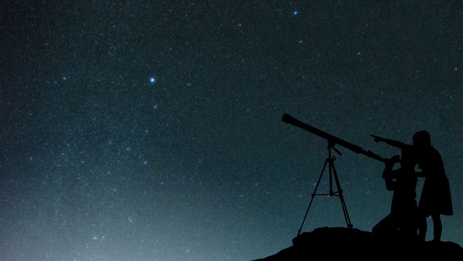 Телескоп на фоне звезд