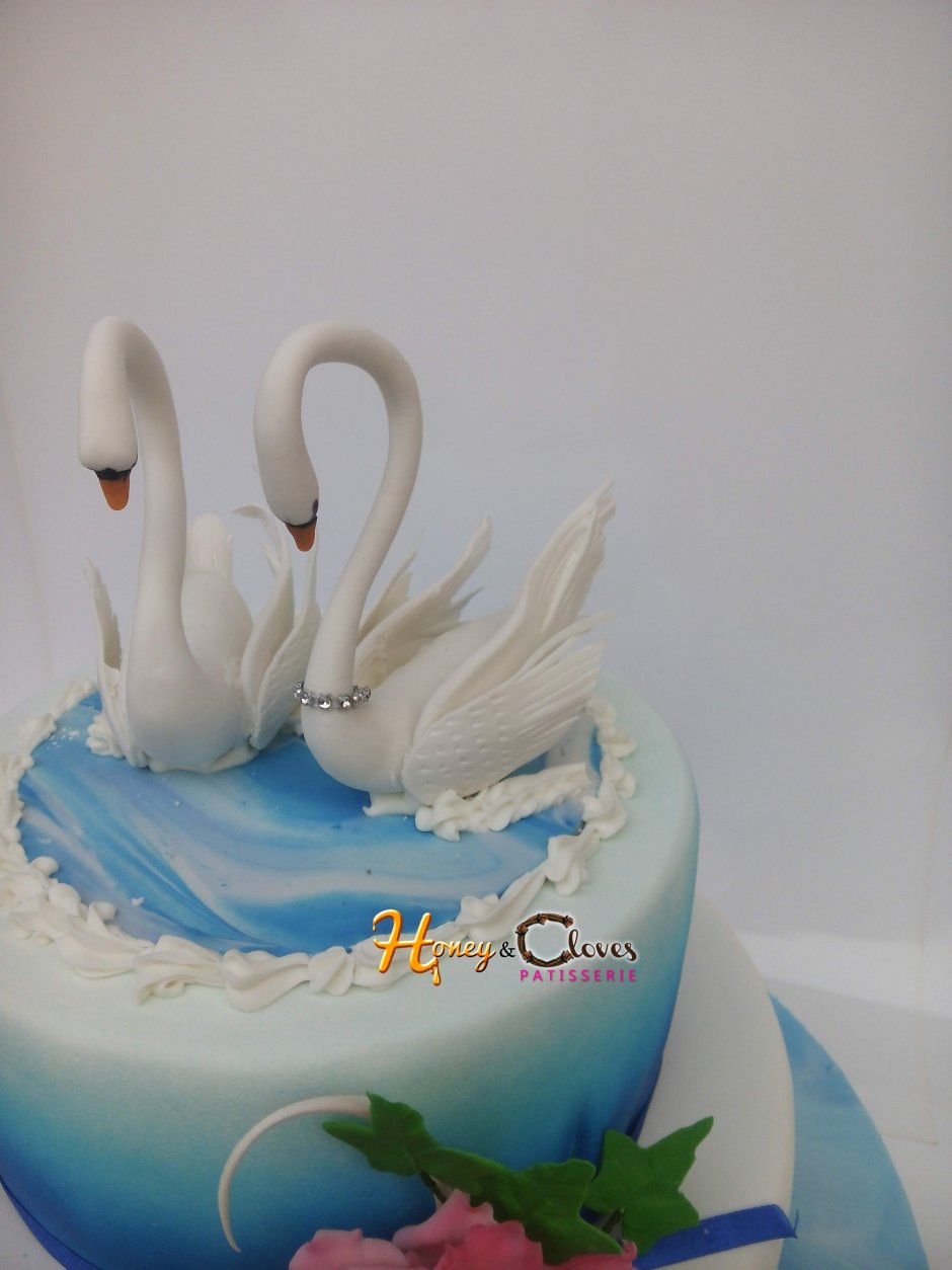 Торт с лебедями свадебный одноярусный