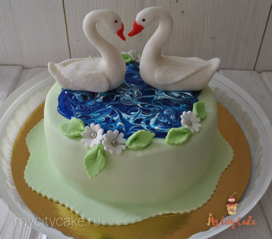 Торт с кувшинками и лебедями