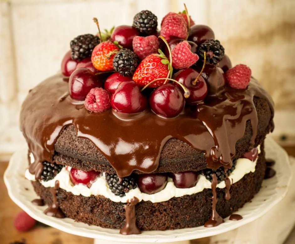 Шоколадный торт с ягодами домашний