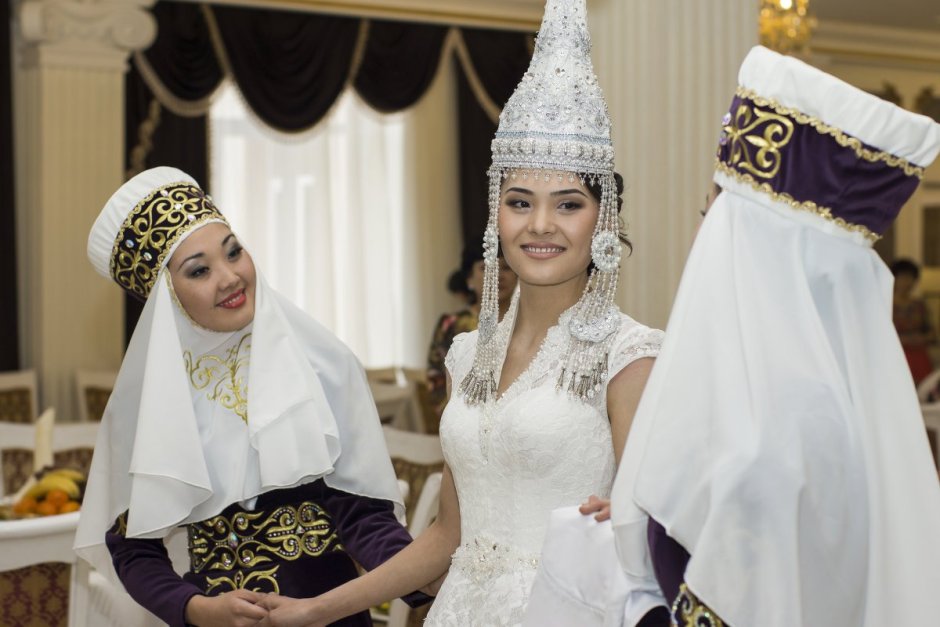 Казахская традиция сырга салу