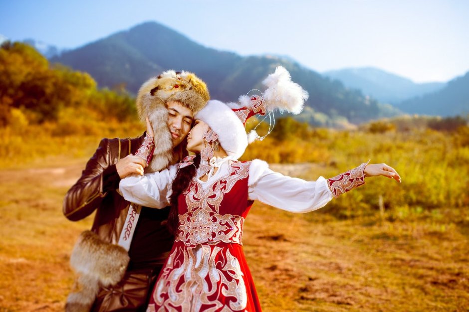 Национальный казахский костюм пара