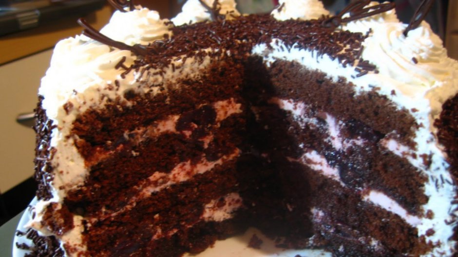 Торт с черными коржами
