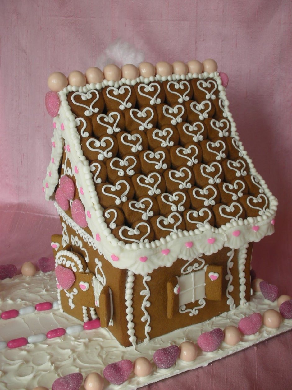 Торт в виде пряничного домика