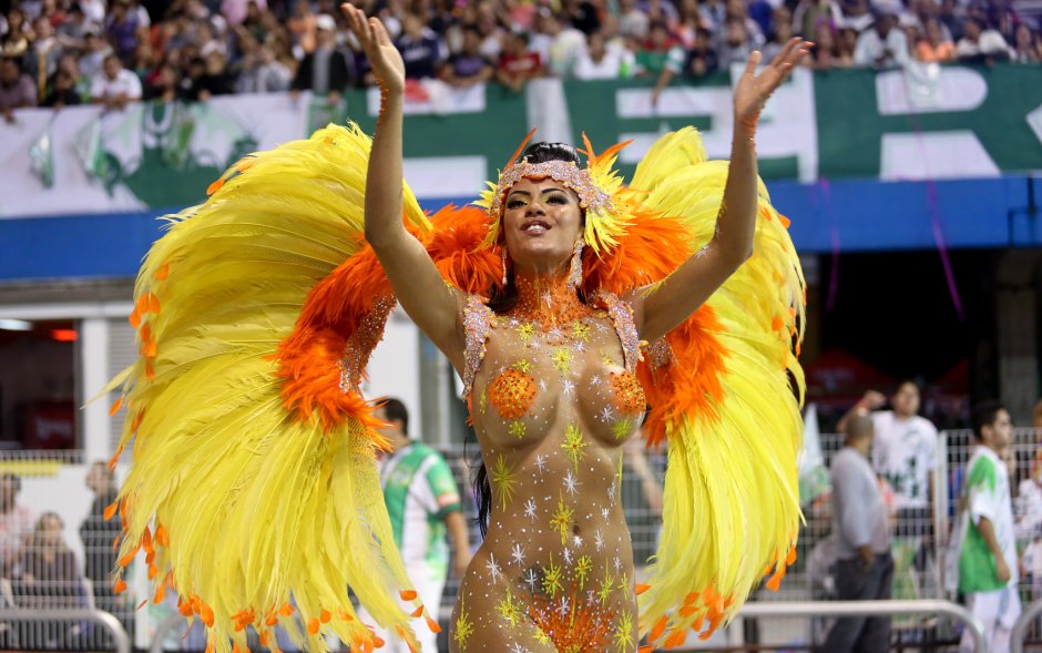Бразильский карнавал в Рио-де-Жанейро девушки