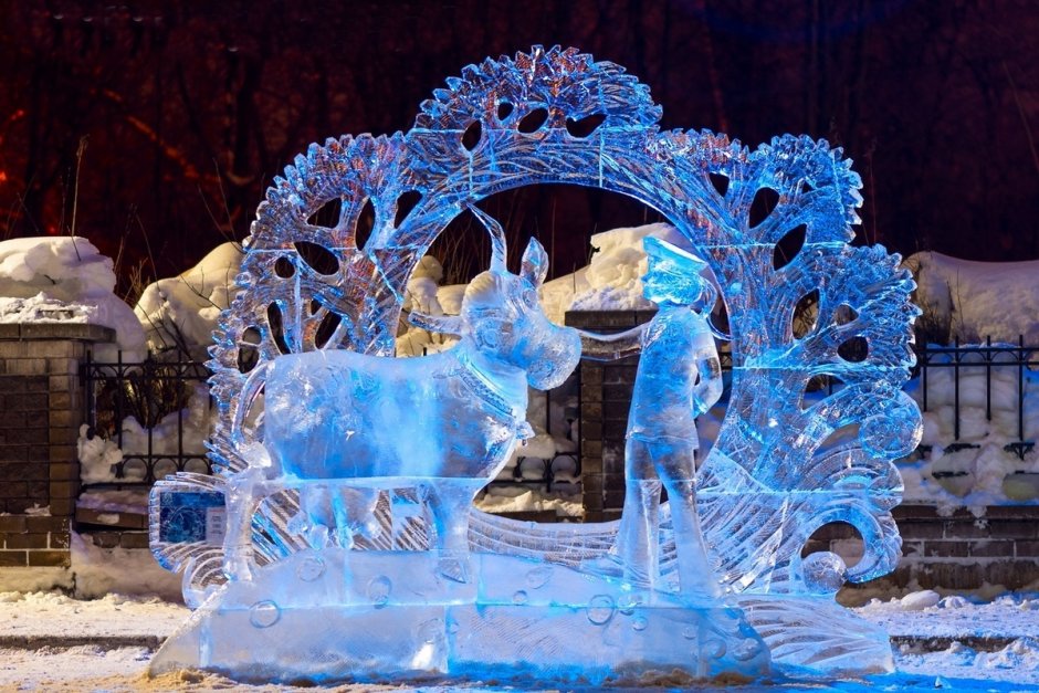 Ноябрьск ледяные скульптуры возле храма Архангела Михаила