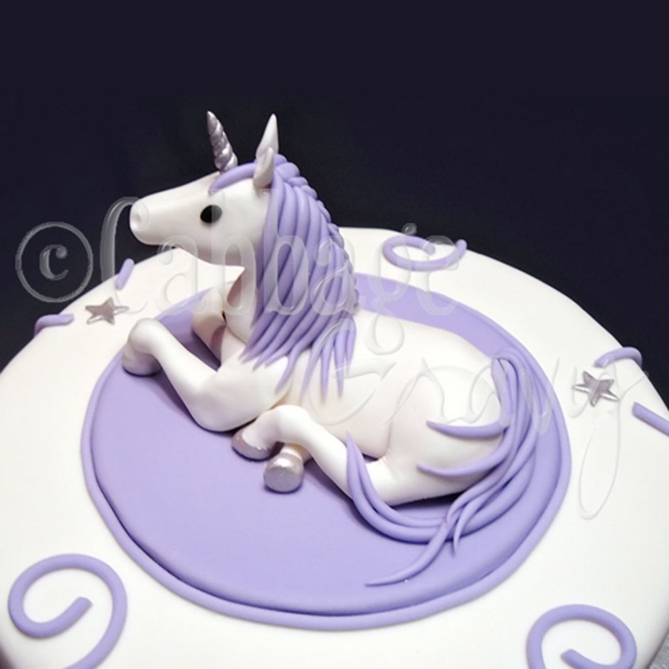 Торт с единорожкой фигуркой фиолетовый