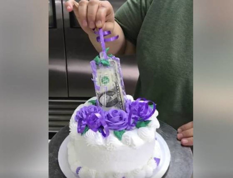 Торт с сюрпризом внутри деньги