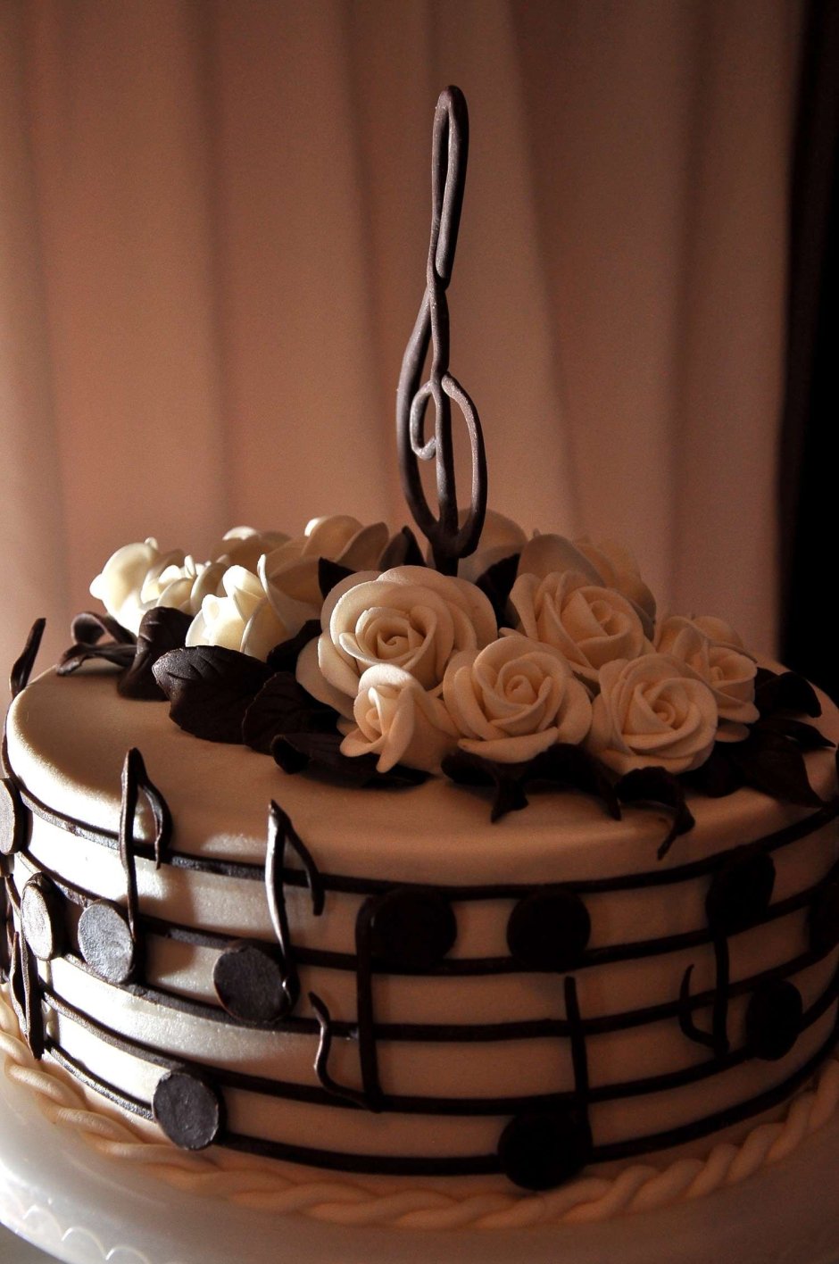 Торт со скрипкой и цветами