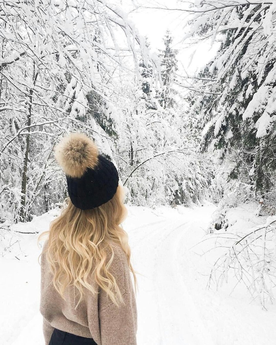 Девушка дует на снег