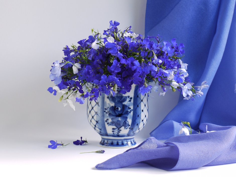 Синяя ваза с цветами
