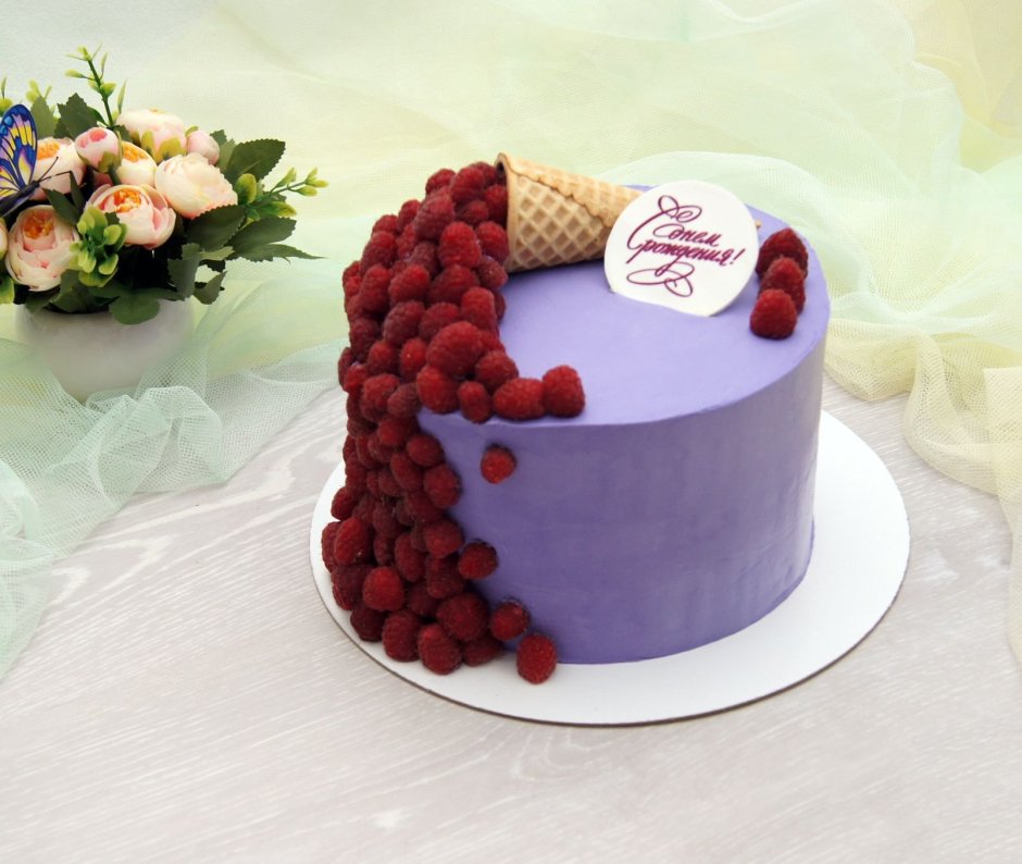 Декор торта с рожком и малиной