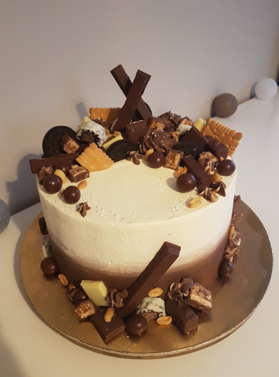 Декор торта Сникерс на день рождения