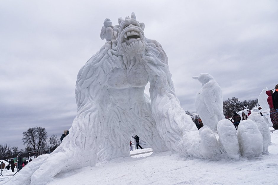 Необычные скульптуры из снега