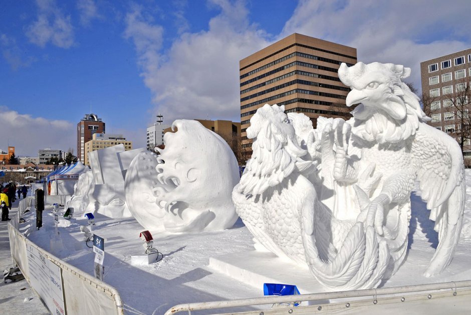 Снежные скульптуры на дереве