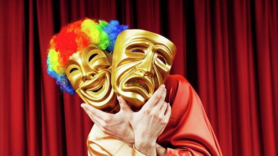 Театральные маски на Красном фоне