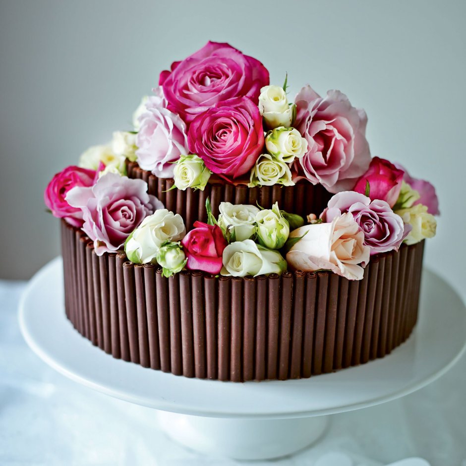 Шоколадный торт с цветочками