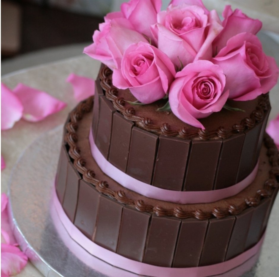 Шоколадный торт с розочками