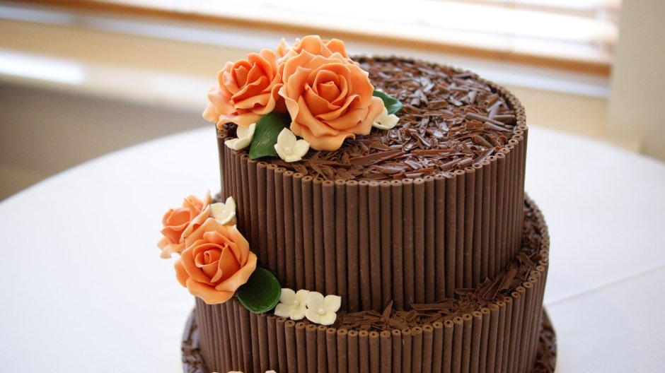 Торт с шоколадными цветами