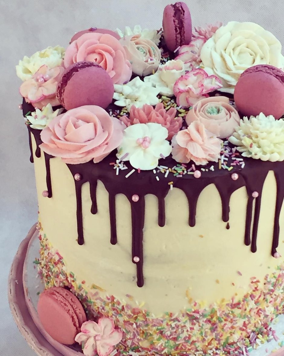 Украшение торта сладостями и цветами