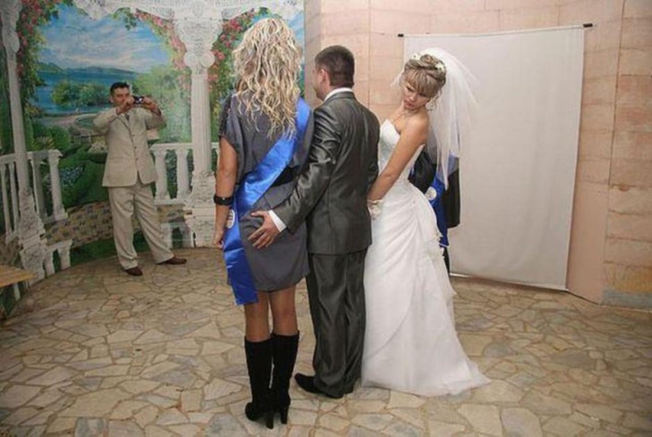 Невеста в свадебном платье в туалете