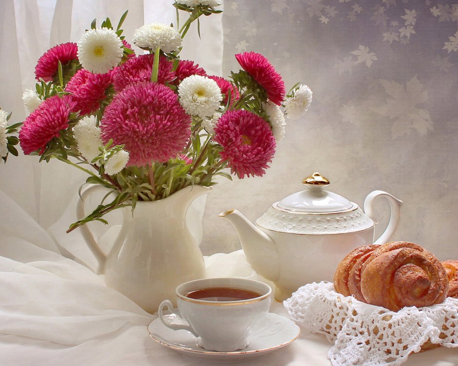 Кофе с круасаном и цветы
