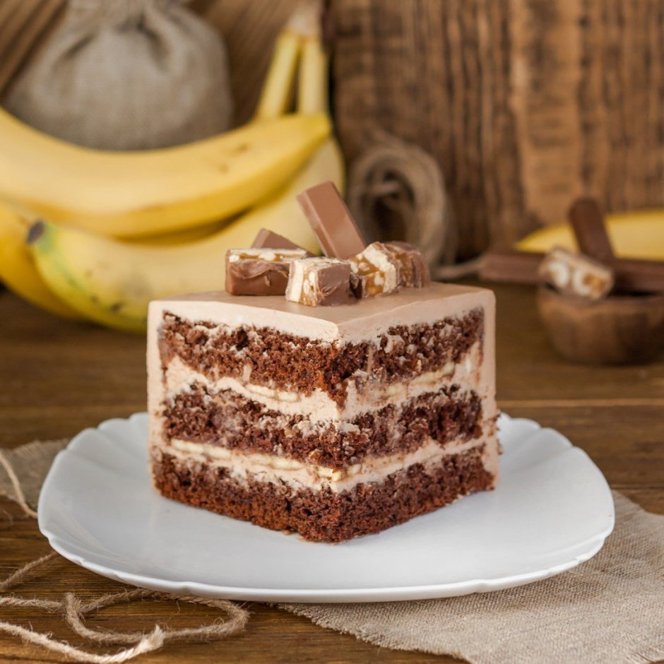 Торт с шоколадными коржами и бананом