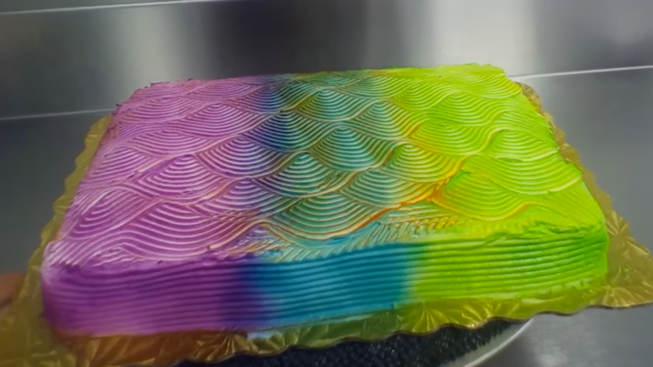 Радужный торт меняет цвета