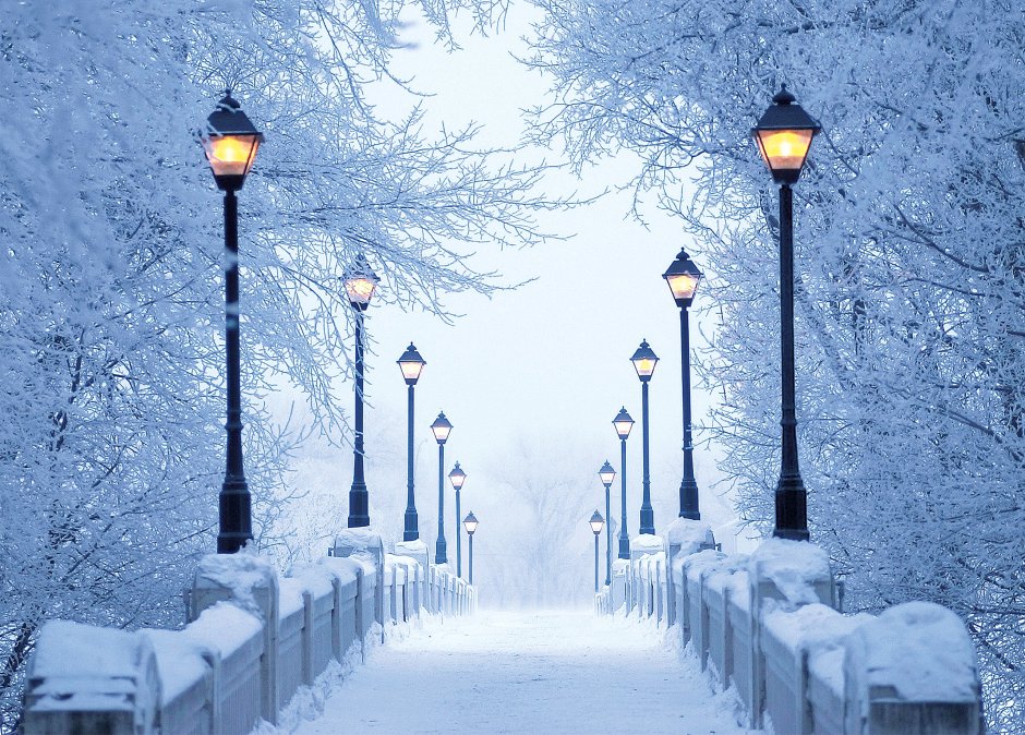 Зимняя улица с фонарями