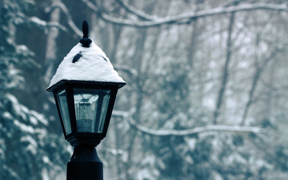 Зимний уличный фонарь
