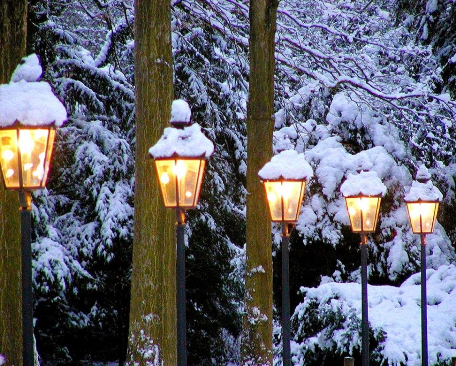 Зимний уличный фонарь