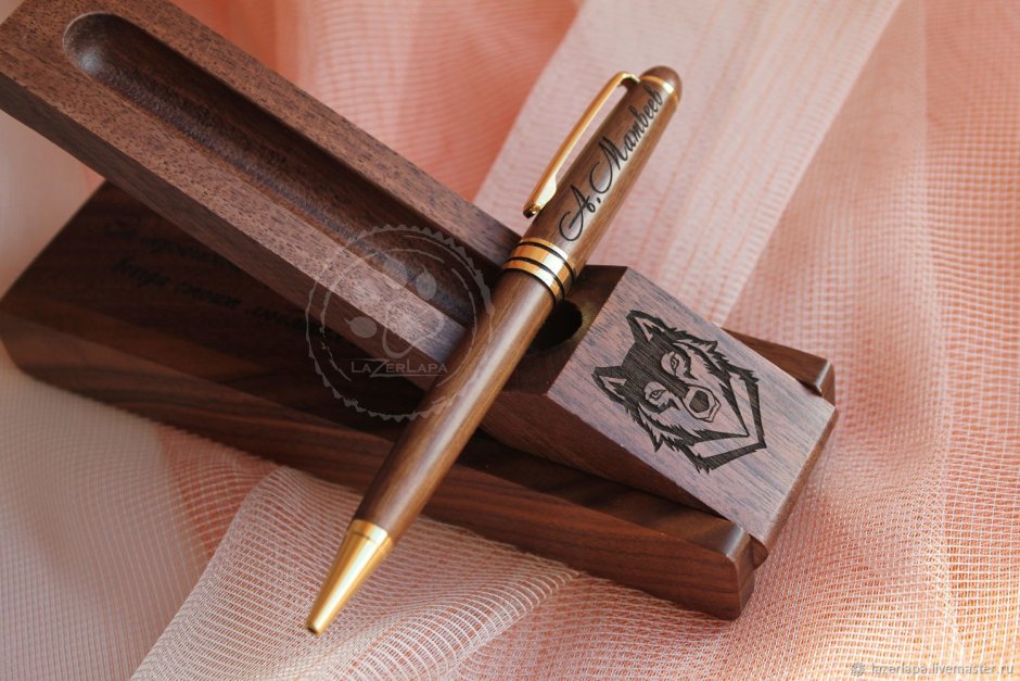 Подарочная ручка на столе