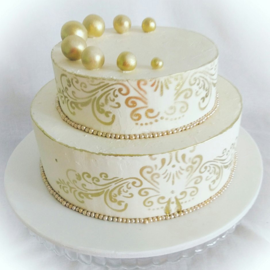 Белый торт с золотой росписью