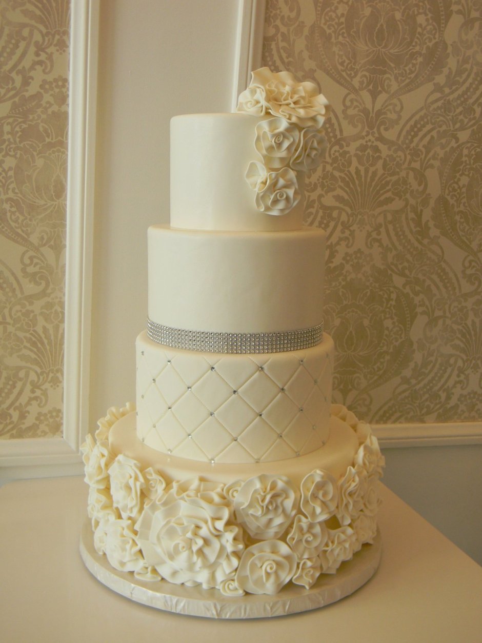 Свадебный торт двухъярусный бело золотой