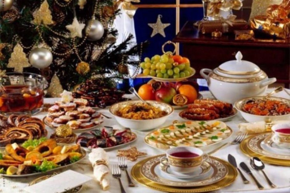 Сервировка новогоднего стола с блюдами