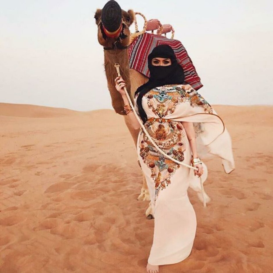 Арабская женщина в пустыне