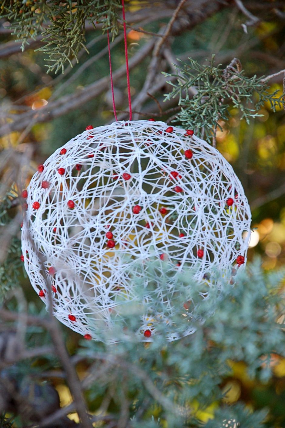 Декоративные шары из ниток на елку