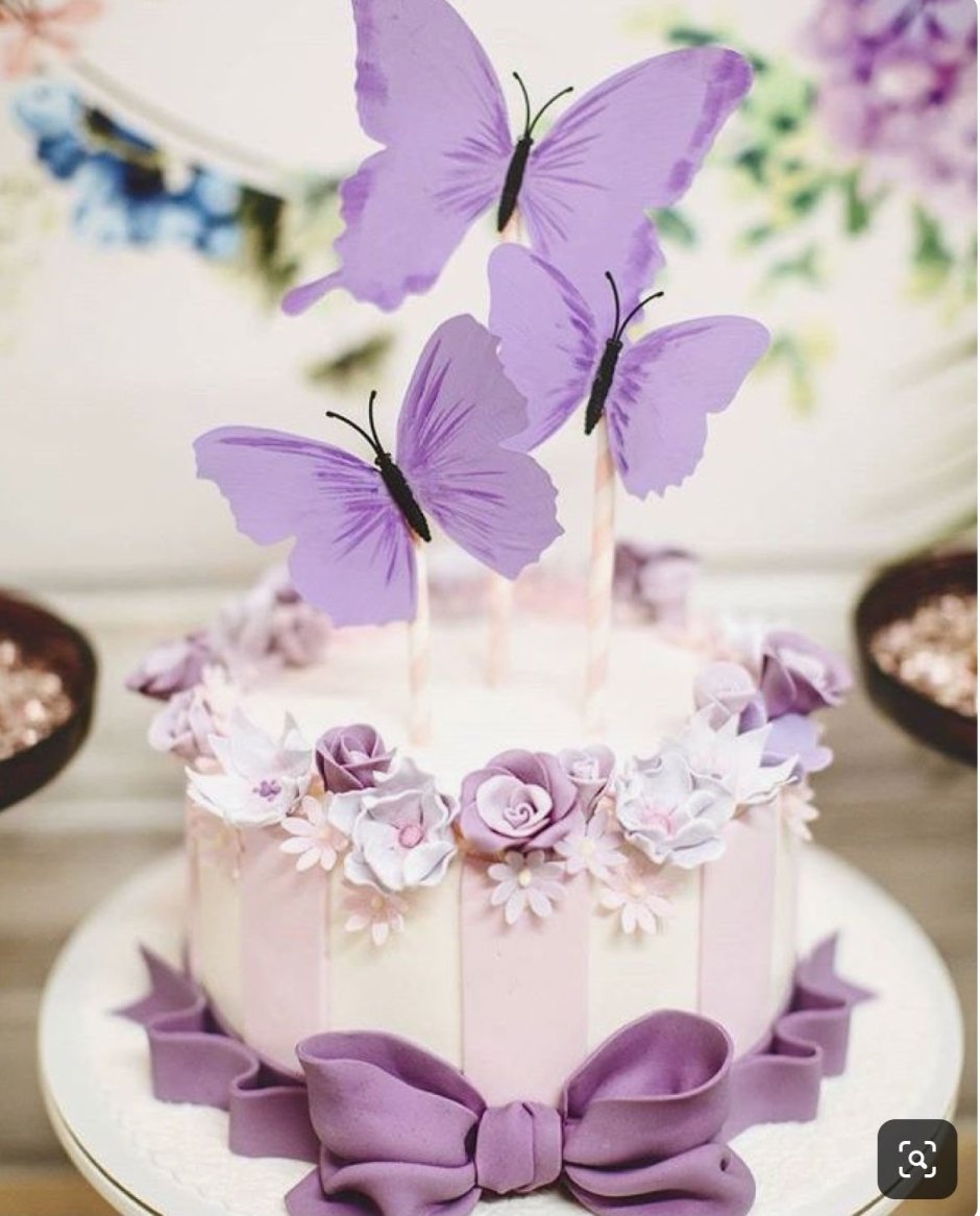 Торт с кремовыми розами и бабочками