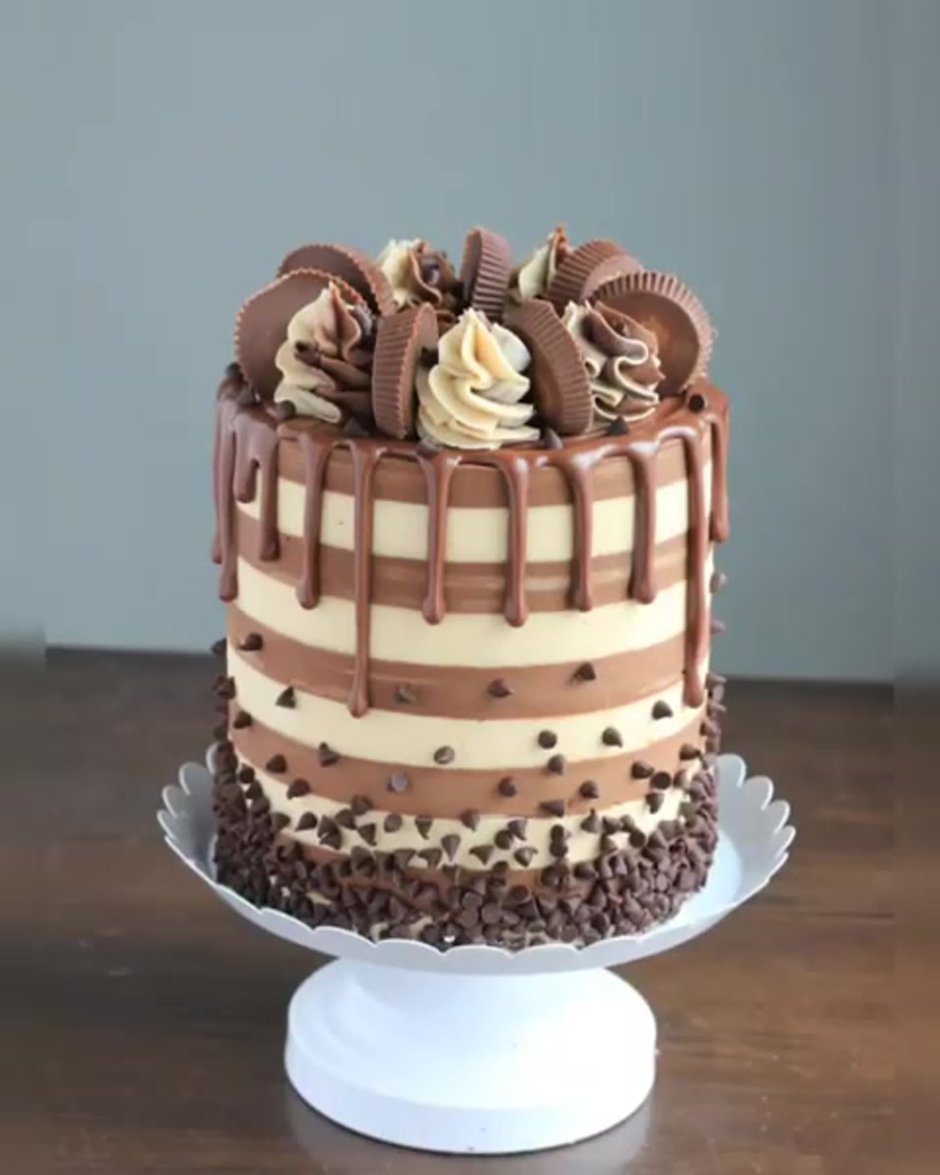 Украшение торта сладостями