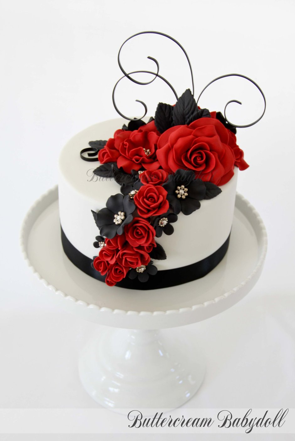 Торт с красными розами одноярусный