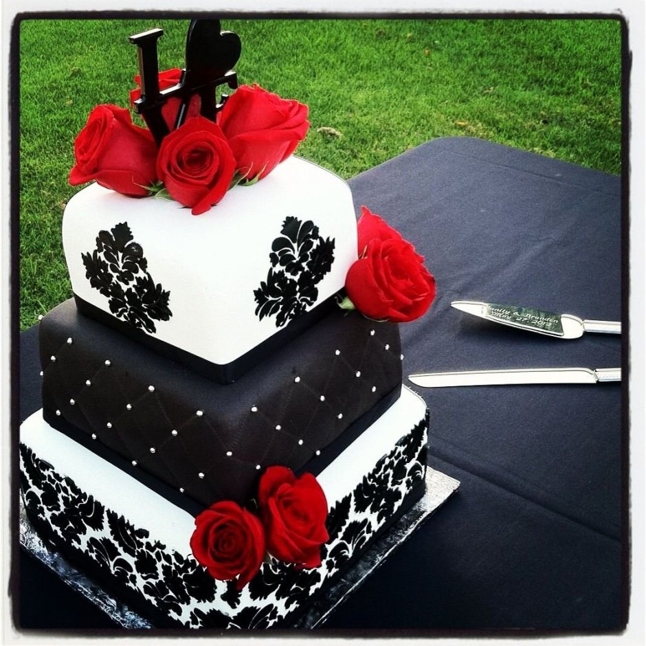 Торт в красно черном стиле