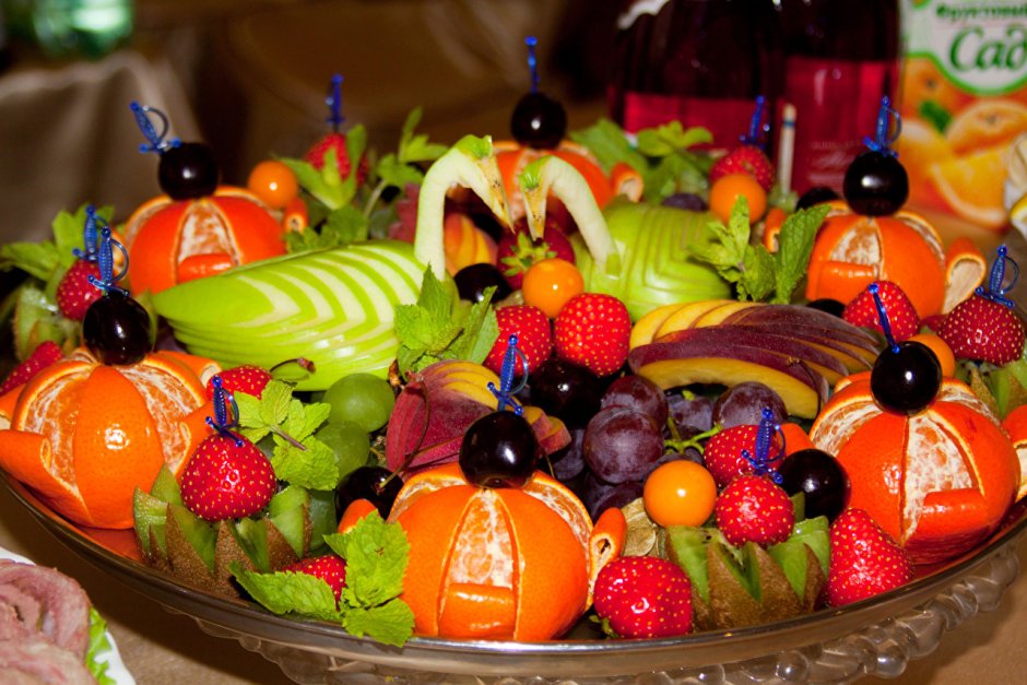 Тарелка с фруктами на столе