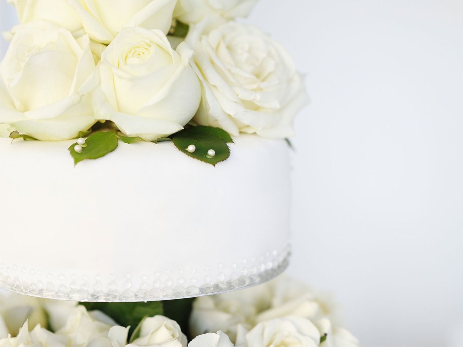 Белый одноярусный торт с желтыми розами