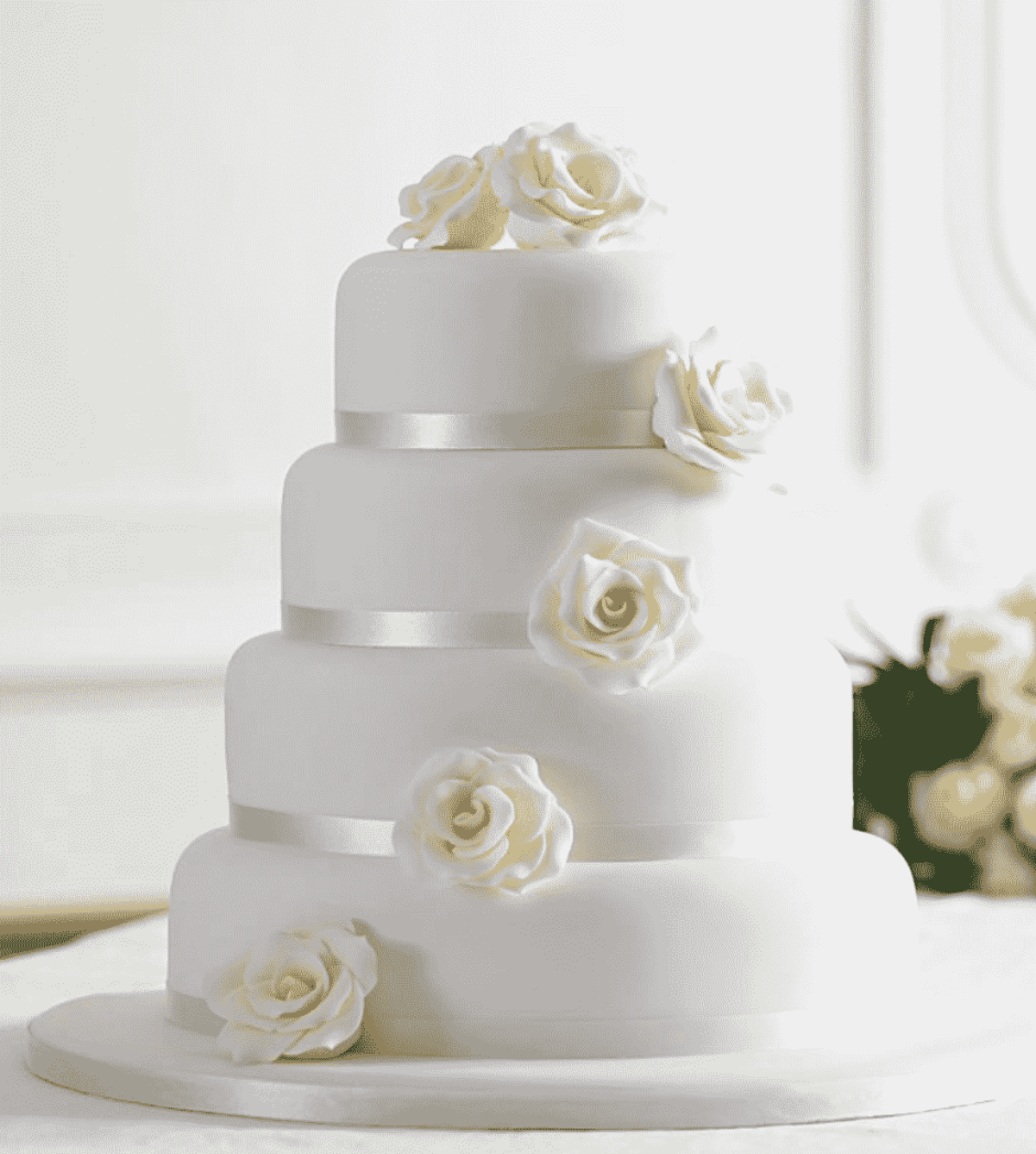 Свадебный торт белый с золотом и цветами