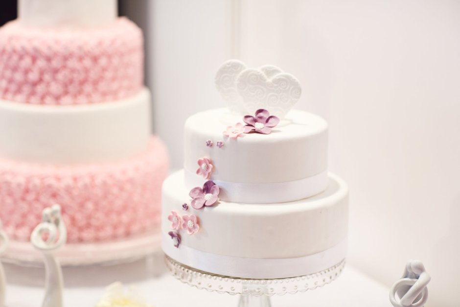 Одноярусный свадебный торт с кружевом