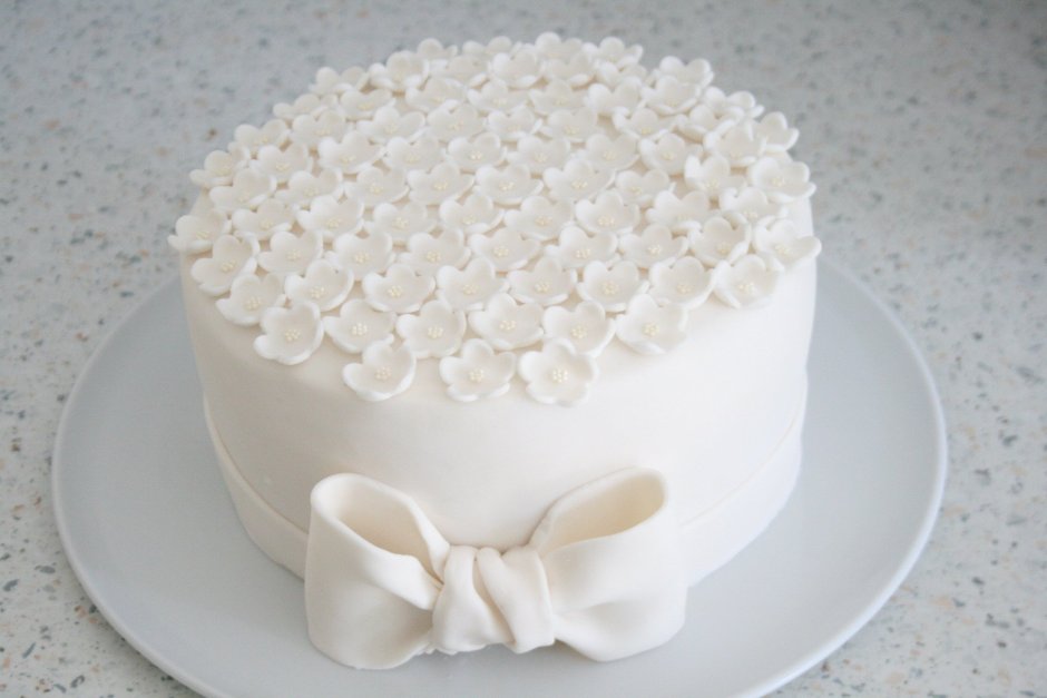 Торт свадебный двухъярусный кремовый белый
