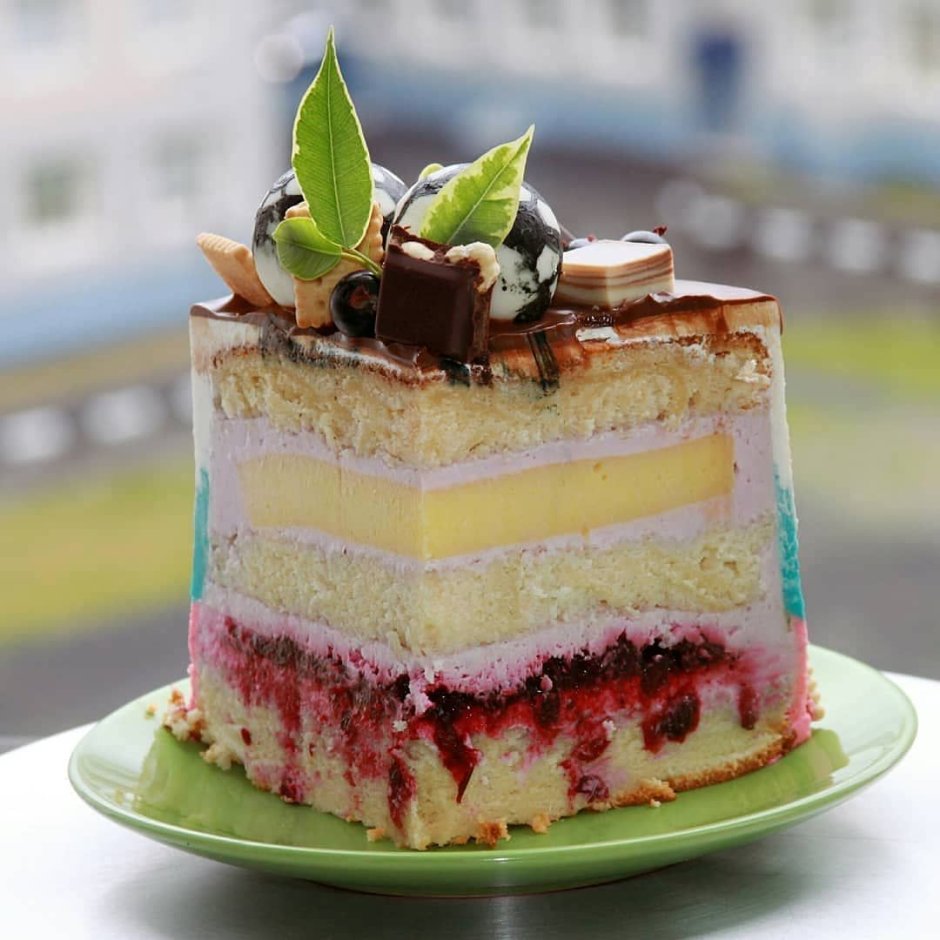 Торт с цветами и клубникой