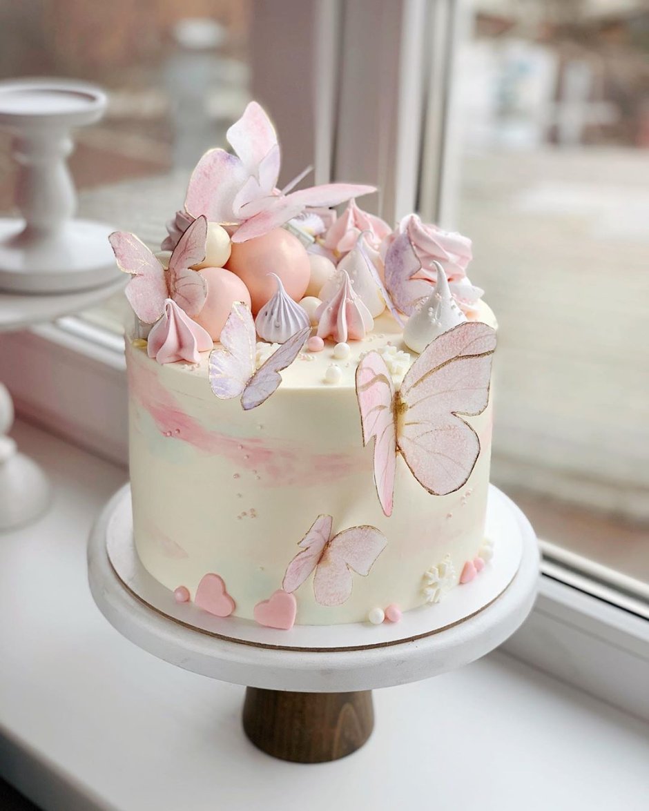 Нежный торт для девушки с бабочками